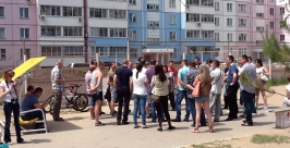 Жиьцы высказали председателю ТСЖ свои претензии Андрей Швецов